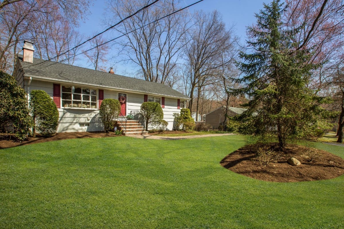 ***Just Listed*** 19 North Ct., Hillsdale 3BR, 2.5BA Ranch Westwood