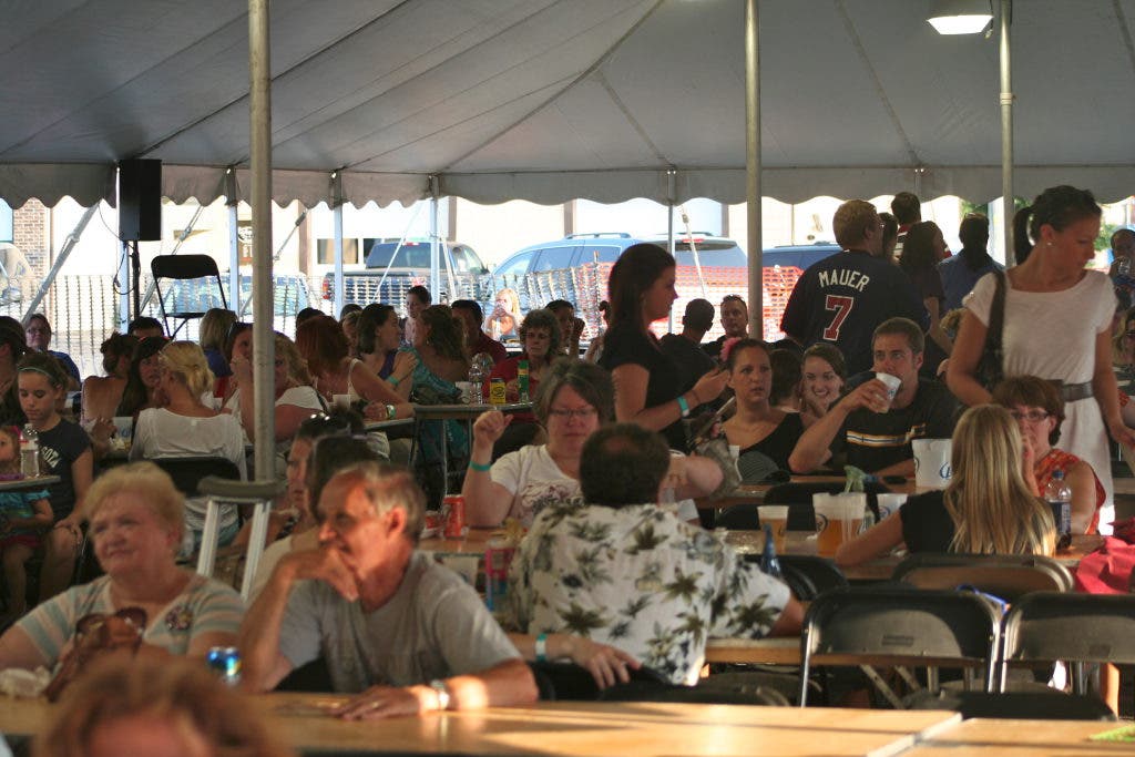 PHOTOS Beer, Brats and Bingo a True Lakeville Reunion Lakeville, MN