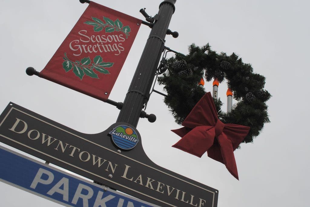 Photos 'Holiday on Main' Brings Christmas Spirit to Lakeville