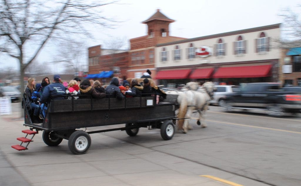 Photos 'Holiday on Main' Brings Christmas Spirit to Lakeville