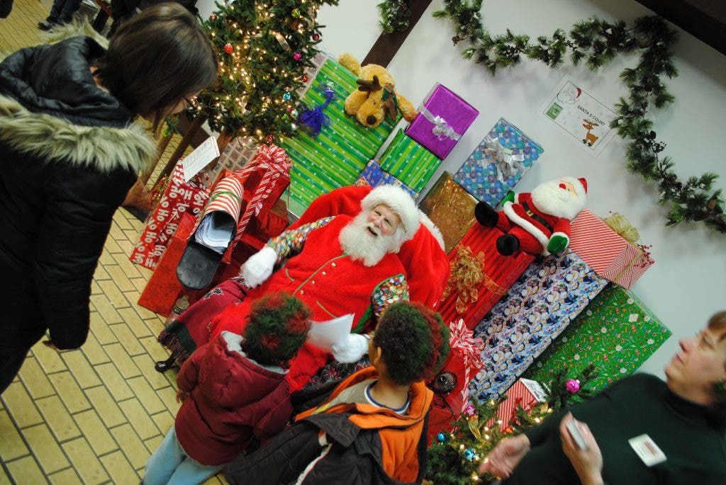 Photos 'Holiday on Main' Brings Christmas Spirit to Lakeville