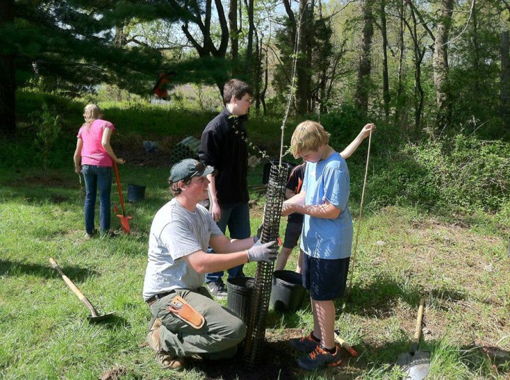 Southern Middle Students Plant 280 Trees in Galesville Park Edgewater