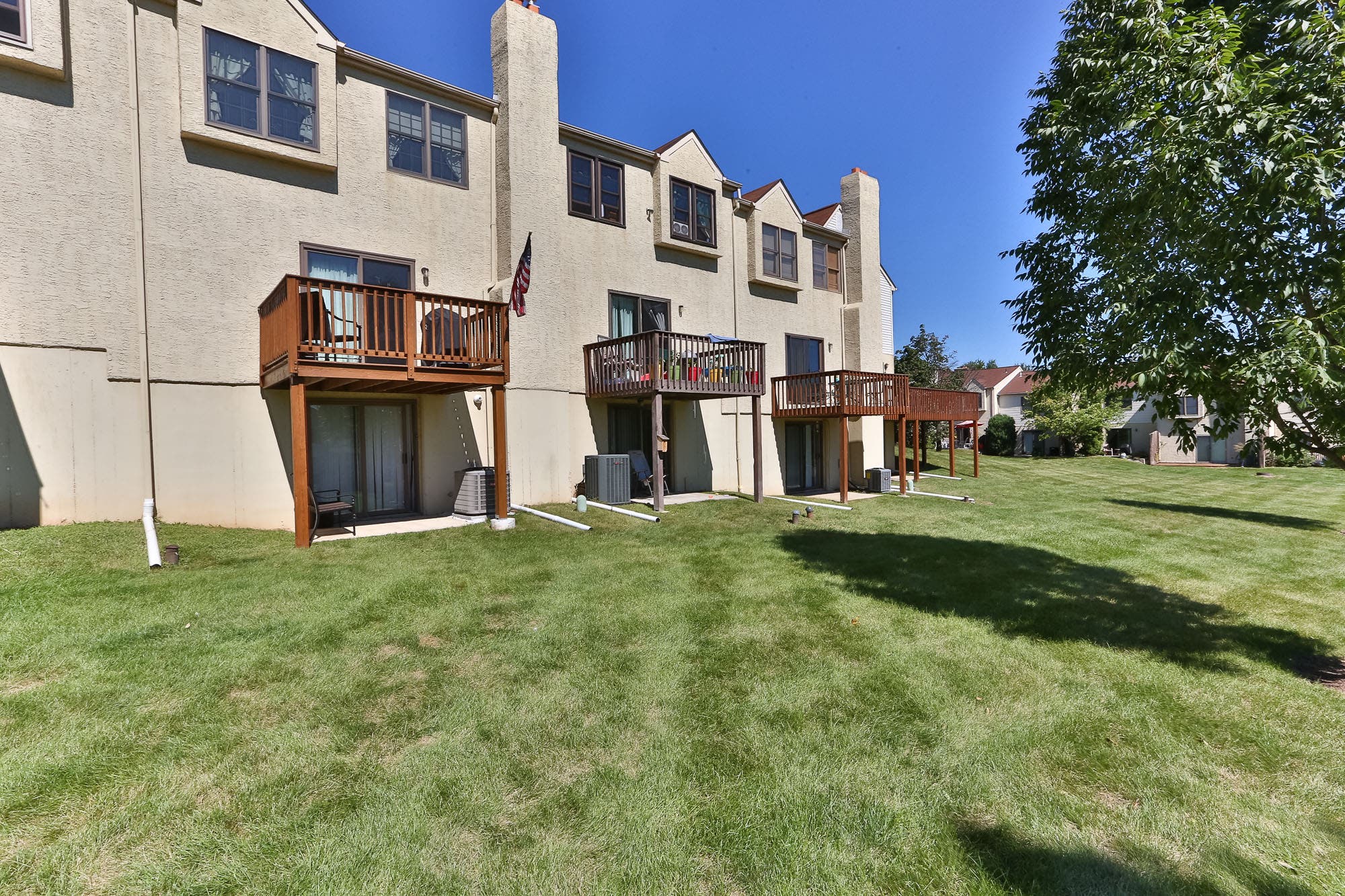 Beautifully Maintained Town Home, Desirable Trend Manor Development