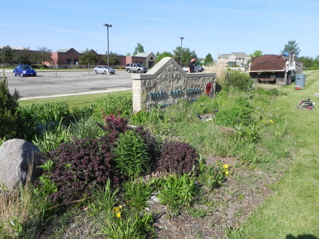LooseLeaf Volunteers Spruce Up School Sign
