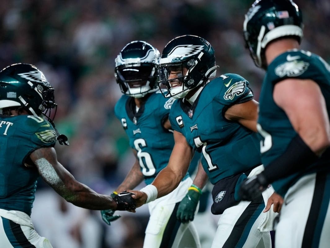 The Eagles overcame a Kenneth Gainwell fumble and held on to defeat the Washington Commanders and improve to 7-1.