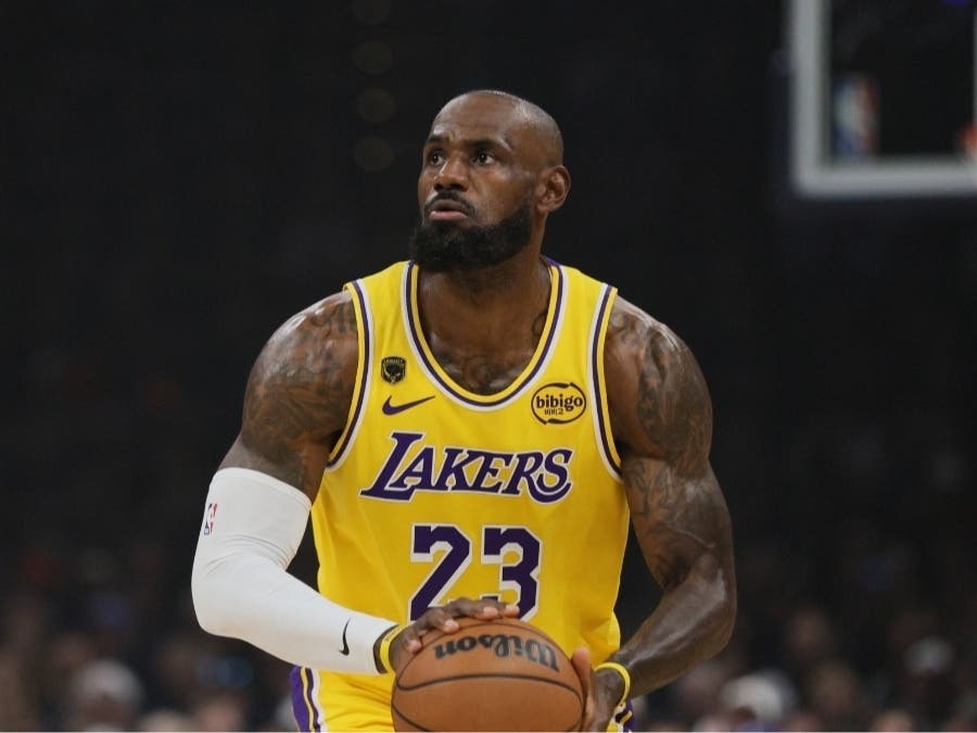 Athletes, politicians, and more reacted to LeBron James joining the Philadelphia 76ers. 