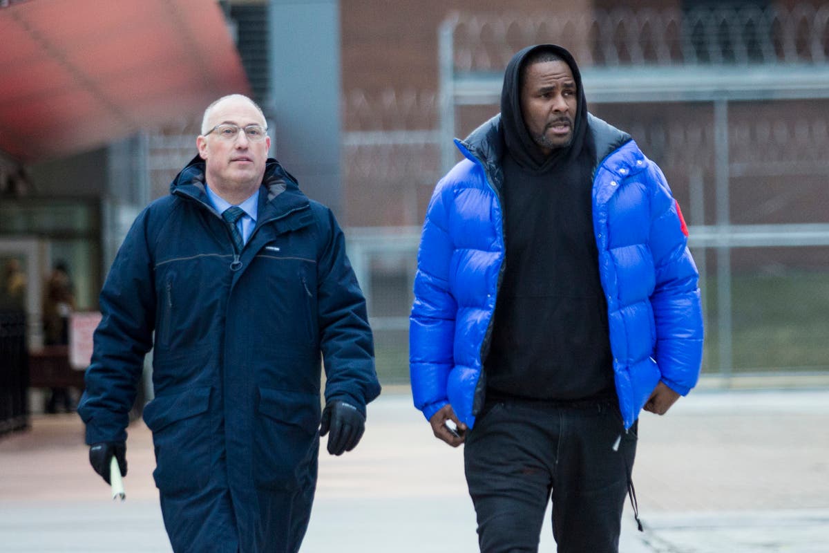 R. Kelly walks out of Cook County Jail with his defense attorney, Steve Greenberg, after posting $100,000 bail.