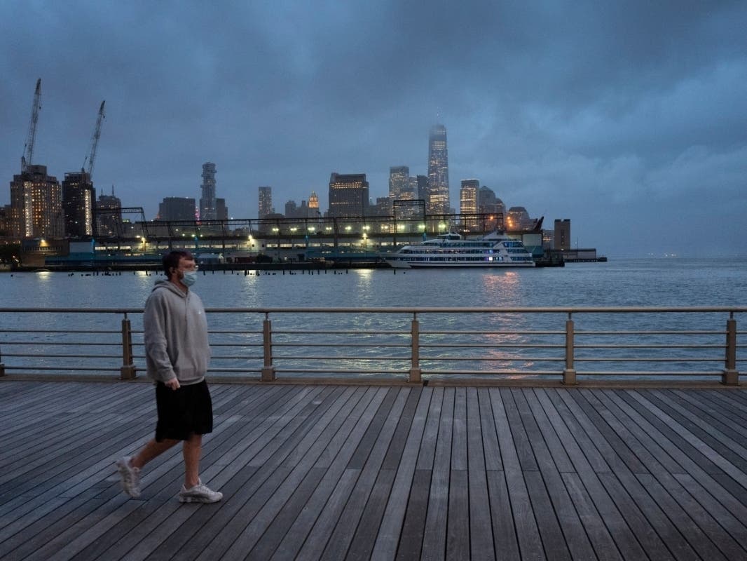  A new poll shows younger Americans consistently show higher rates of psychosomatic symptoms, like having trouble sleeping, getting headaches or crying, compared to other age groups. The likelihood of experiencing such symptoms decreases with age. 