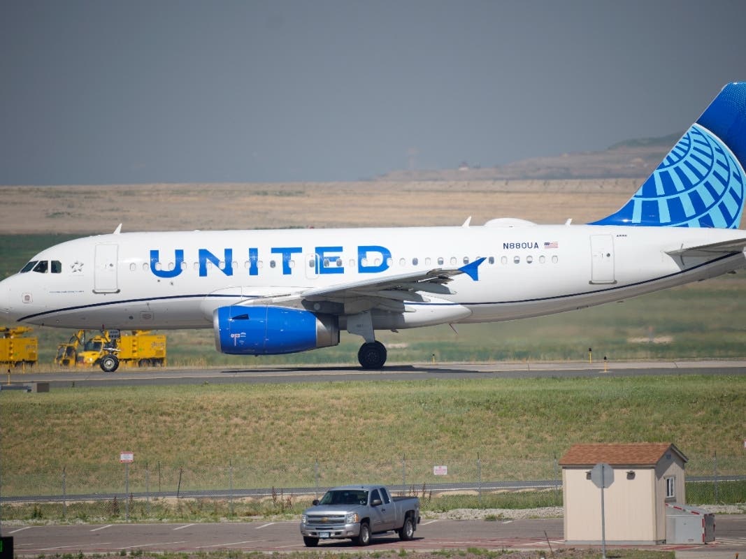  United Airlines will require U.S.-based employees to be vaccinated against COVID-19 by late October, and maybe sooner. 