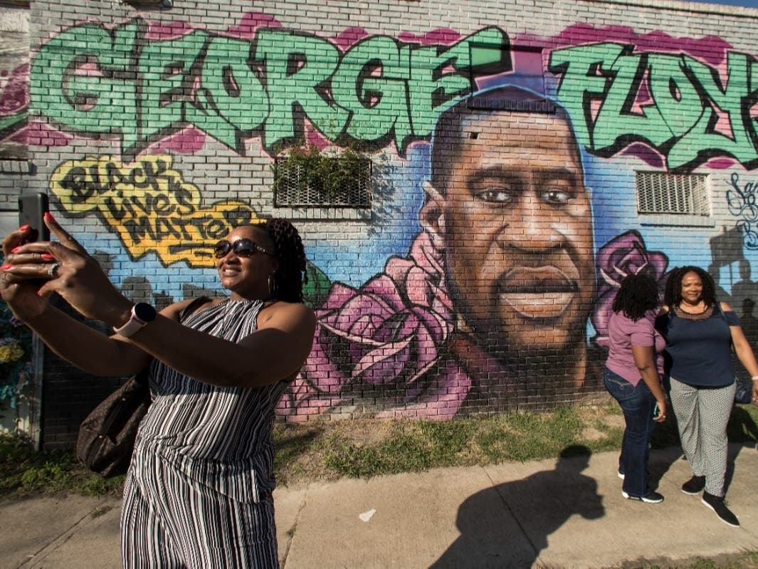 A Texas agency on Monday approved a request that George Floyd be granted a posthumous pardon for a 2004 drug arrest made by a now-indicted ex-Houston police officer whose case history is under scrutiny following a deadly drug raid. 