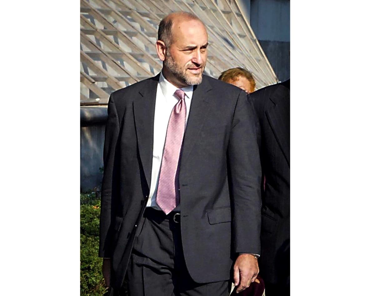 Attorney Mark Pomerantz arrives at Federal Court in New York, Aug. 12, 2002. 