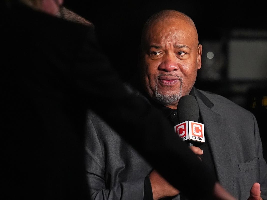  Chicago Bulls television announcer Stacey King attends the first half of an NBA basketball game, Nov. 17, 2025, in Denver. On Sunday, the Bulls announced that King had died at age 59.