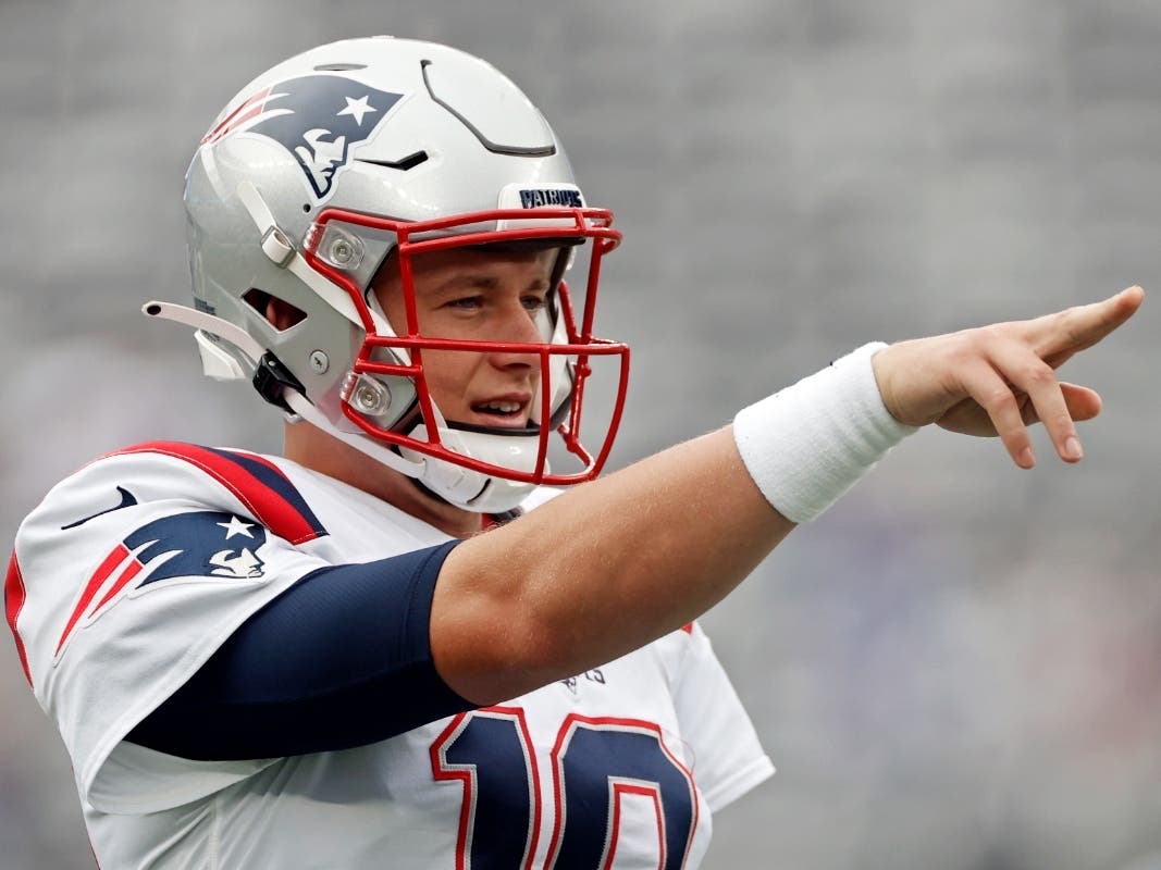 New England Patriots quarterback Mac Jones (10) warms up before taking on the New York Giants in an NFL preseason football game, Sunday, Aug. 29, 2021, in East Rutherford, N.J.