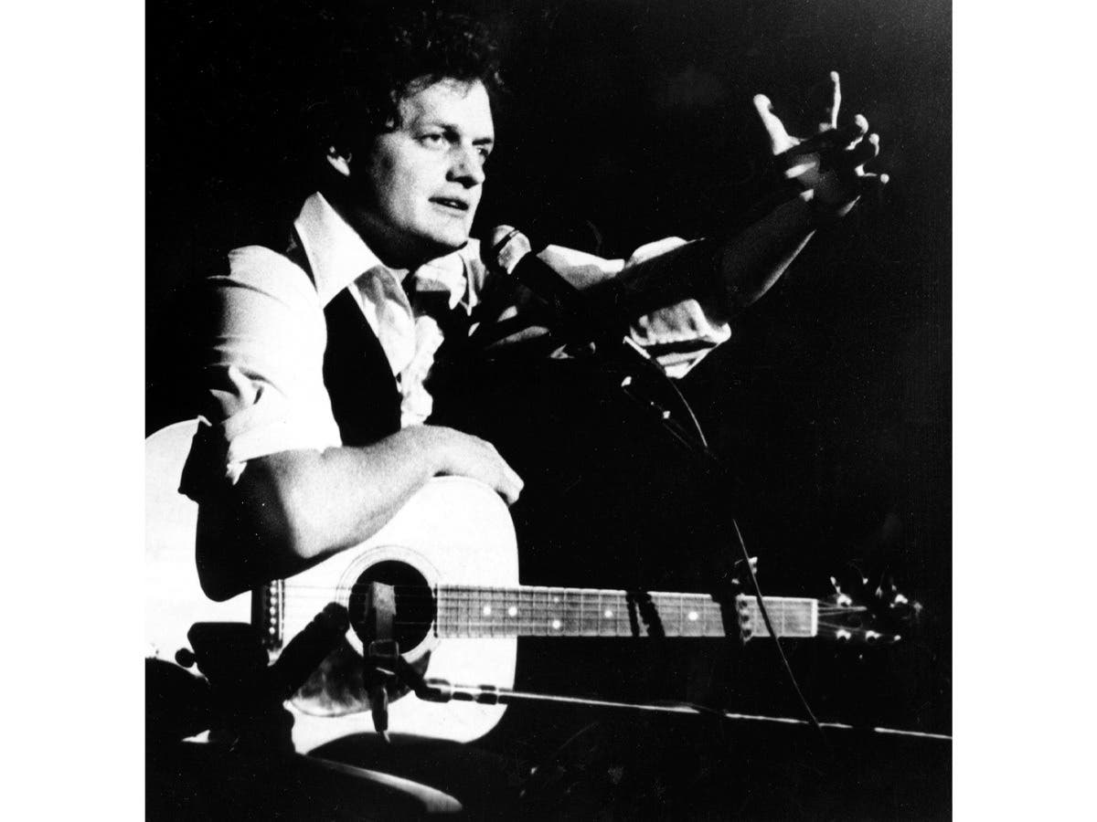 Harry Chapin performs at Avery Fischer Hall in New York City in 1976. Long Island Cares is set to unveil a bust of Chapin at its headquarters in Hauppauge on July 15.