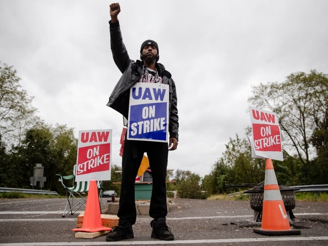 GMRyan Piper with the United Auto Workers continues to picket after news of a tentative contract agreement with General Motors, in Langhorne, Pennsylvania on Wednesday.
