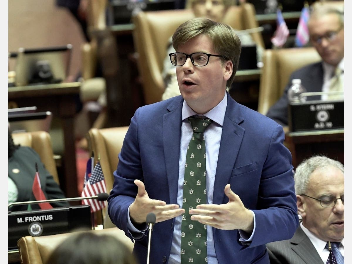 Assembly Member Robert Carroll proposed a bill that forces insurance companies to cover businesses' COVID-19 closures.