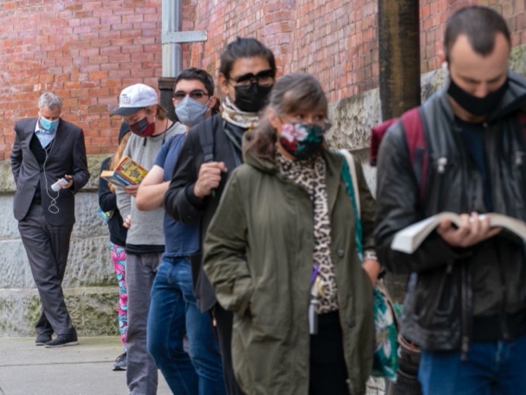 A line of early voters, including Mayor Bill de Blasio, waited three hours to vote early inside the Park Slope Armory YMCA on Tuesday.