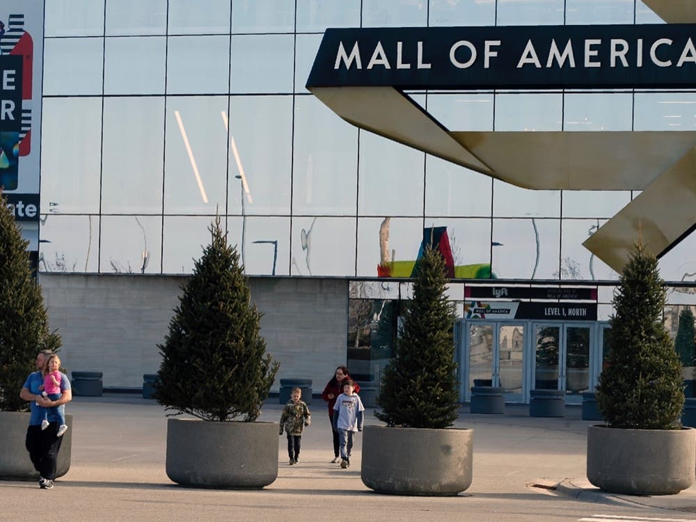 Bloomington police called in crisis negotiators to deal with a possible armed suspect near the Mall of America’s circus tent.
