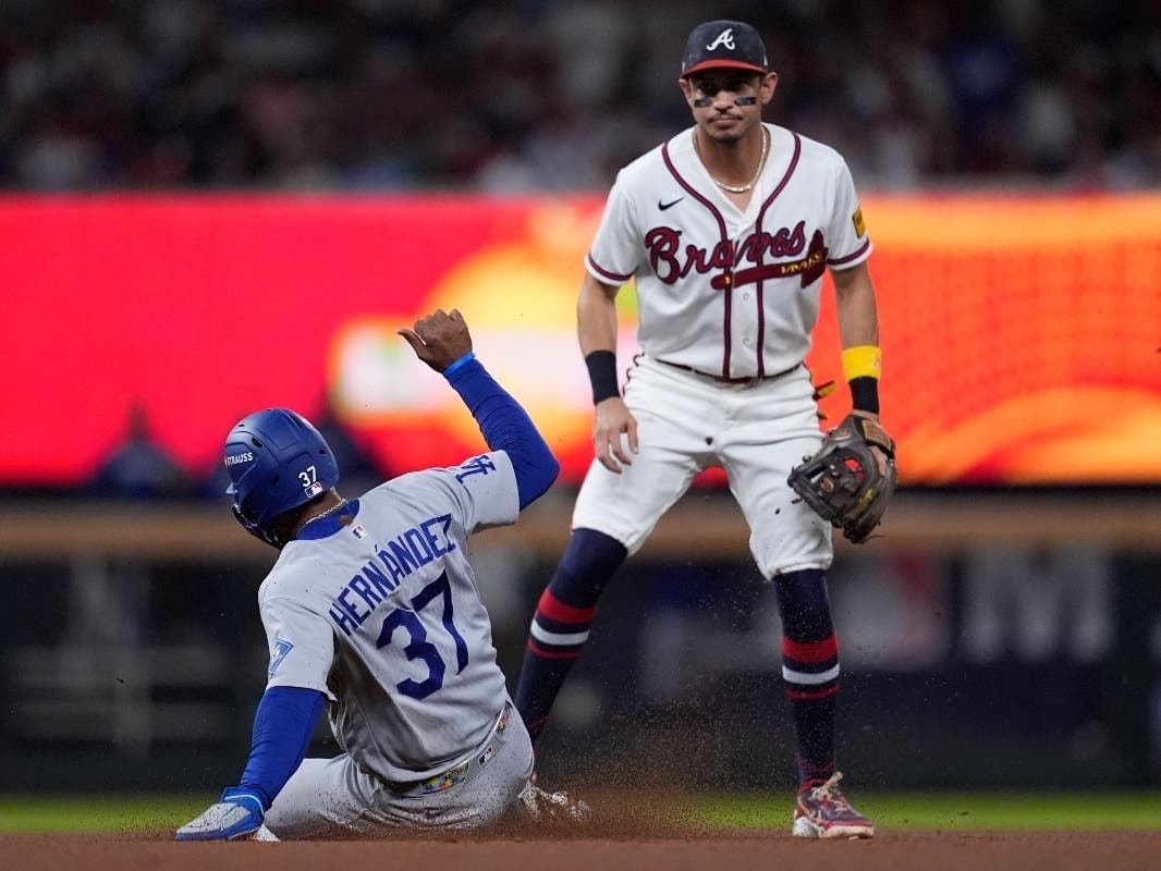 Los Angeles Dodgers left fielder Teoscar Hernández (37) advances to second base on a ground out by third baseman Max Muncy (not pictured) past Atlanta Braves shortstop Mauricio Dubón.