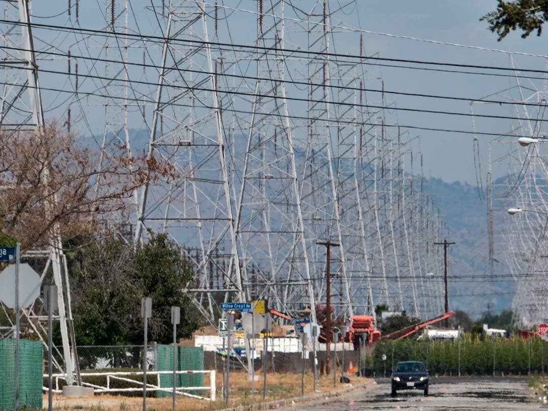 A volatile combination of extreme weather and "explosive" wildfires continue to threaten the state's power grid Monday, prompting officials to issue another Flex Alert. 