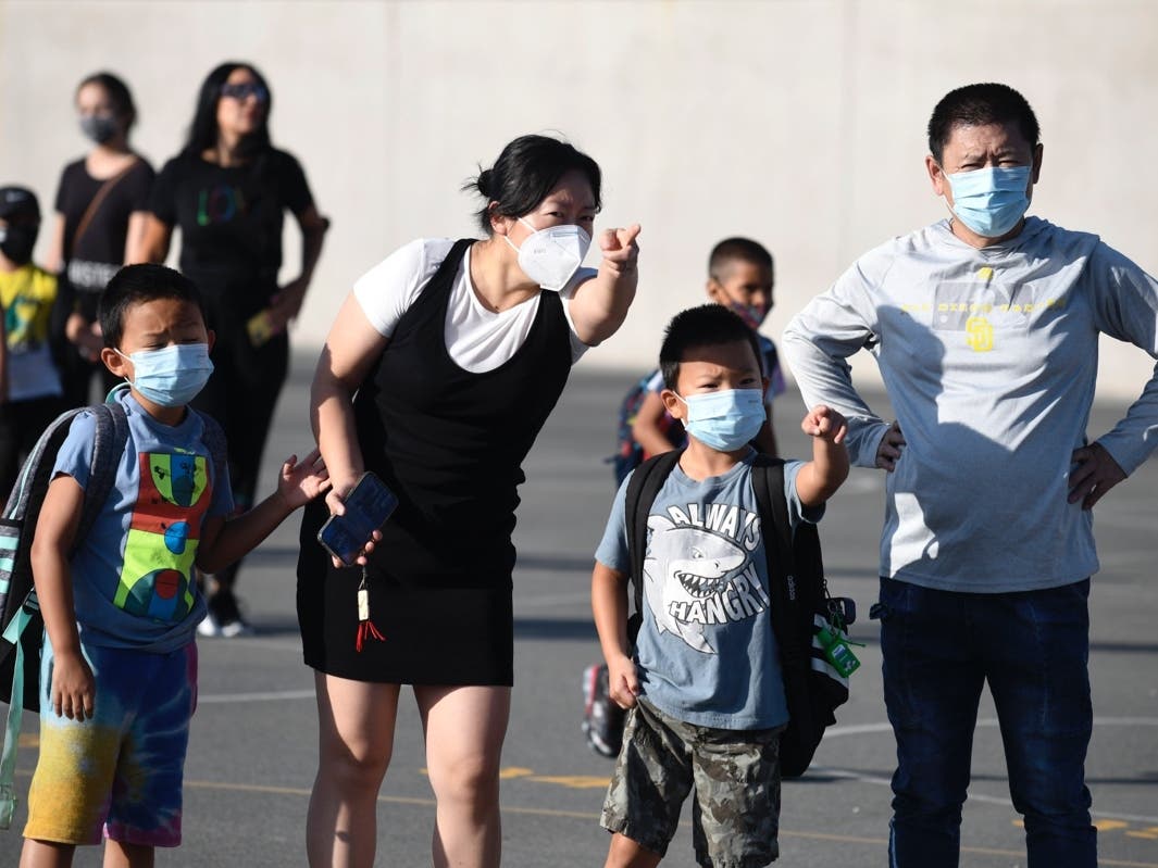 The governors of California, Oregon and Washington announced that schoolchildren will no longer have to wear masks, starting at 11:59 p.m. on March 11.