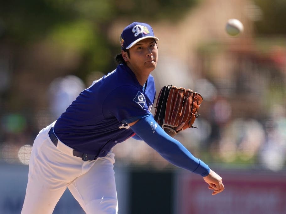 Los Angeles Dodgers starting pitcher Shohei Ohtani, of Japan, throws against the San Francisco Giants during the first inning of a spring training baseball game, Wednesday, March 18, 2026, in Phoenix.