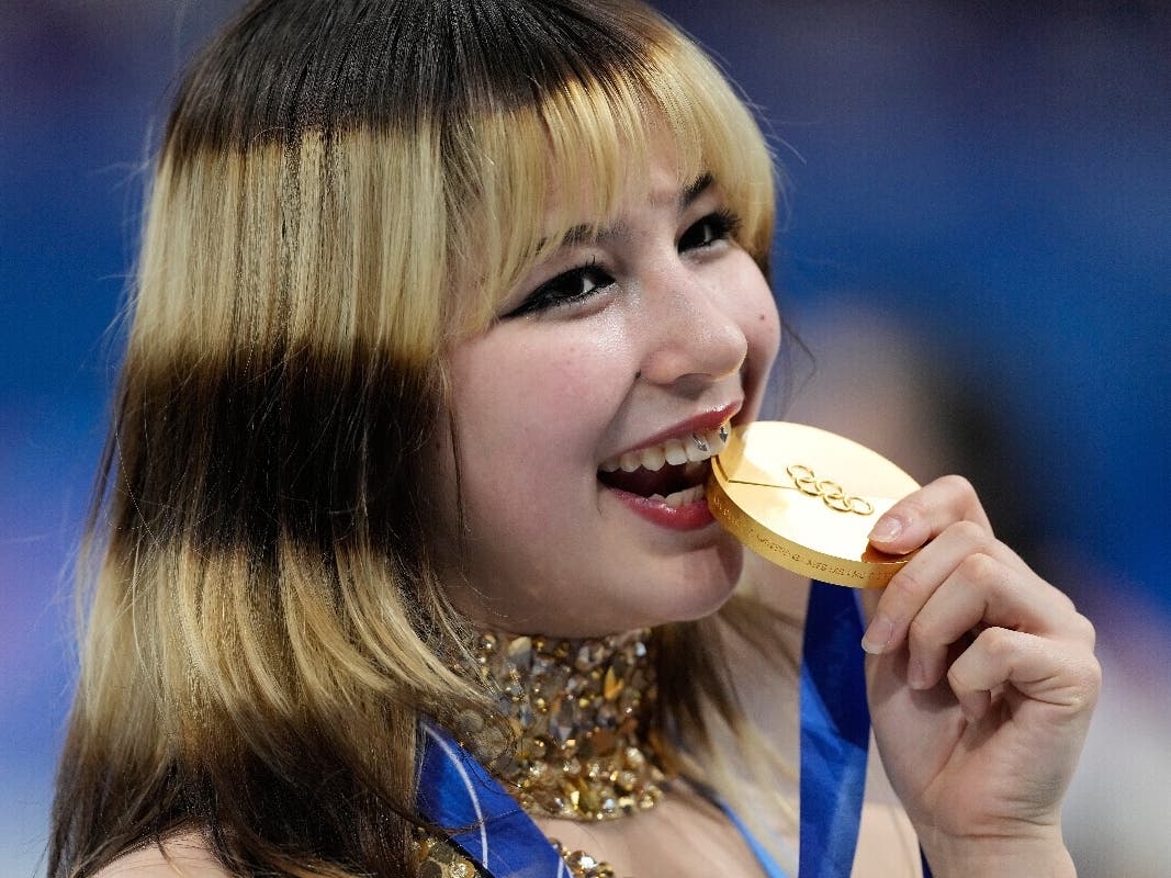 Gold medalist Alysa Liu of the United States displays her medal after competing in the women's free skate program in figure skating at the 2026 Winter Olympics, in Milan, Italy, Thursday, Feb. 19, 2026.