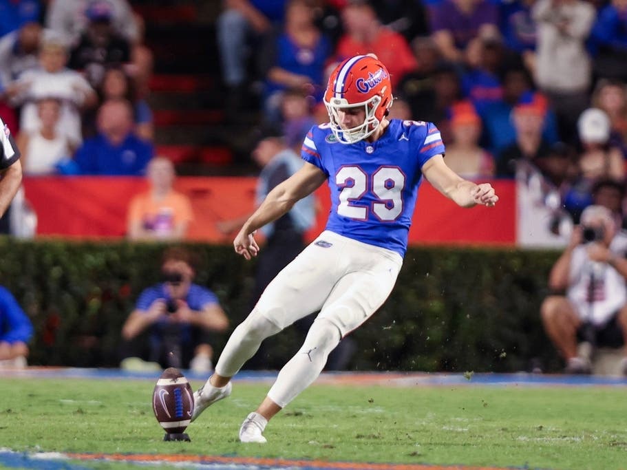 Florida place kicker Trey Smack (29) in action during an NCAA college football game against Kentucky, Saturday, Oct. 19, 2024, in Gainesville, Fla. Florida defeated Kentucky 48-20.