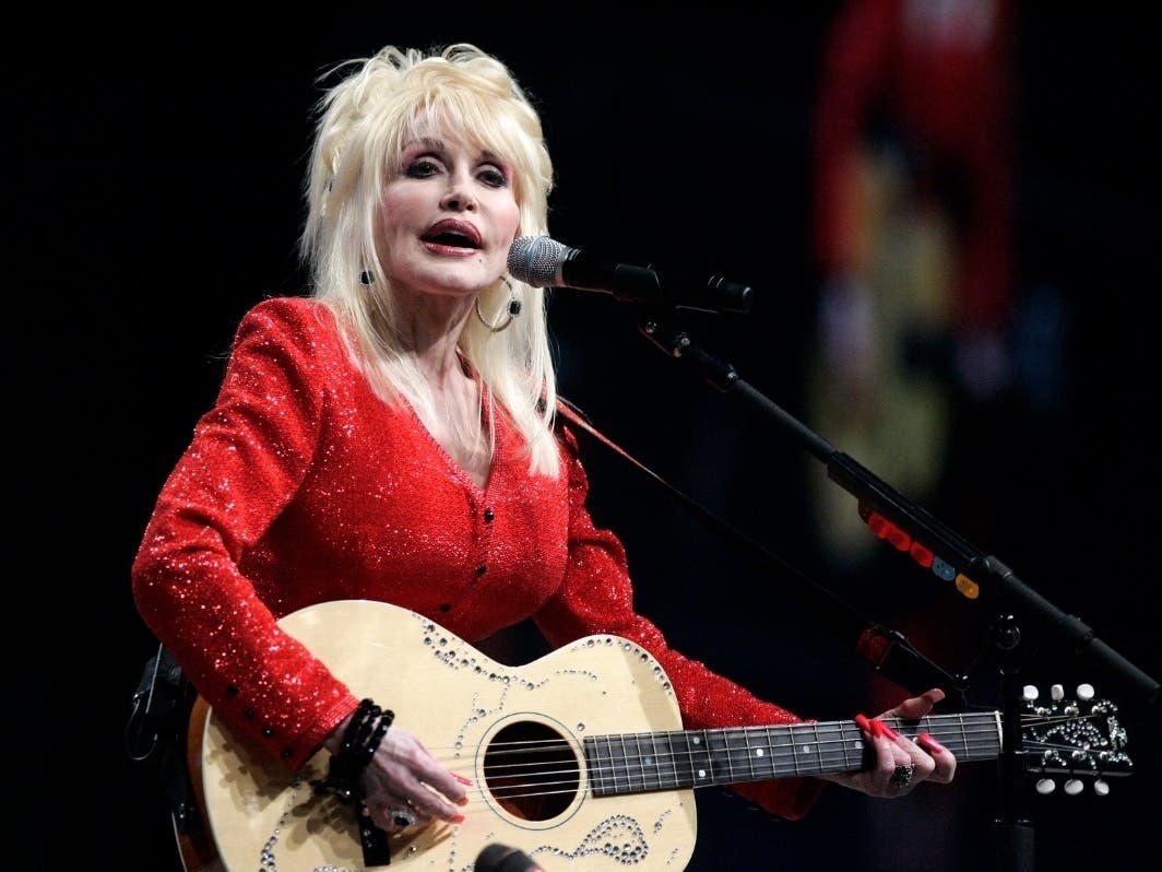 Dolly Parton performs at a United Way of America convention in Detroit, Friday, May 15, 2009.