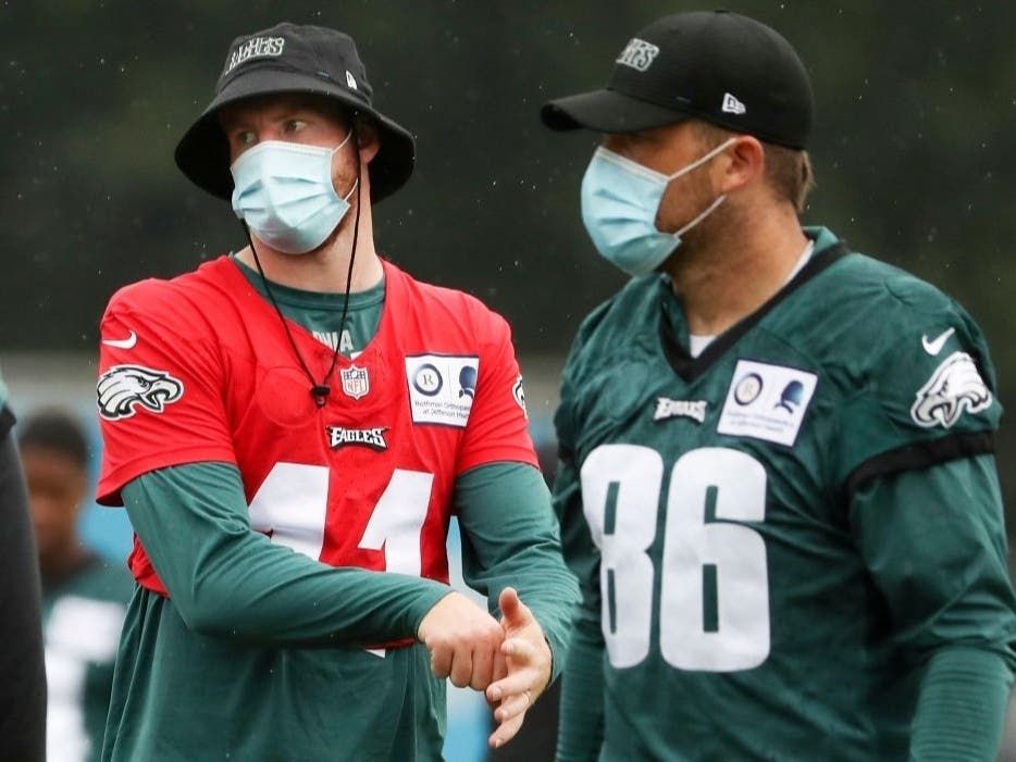 Eagles Carson Wentz and Zach Ertz prepare for the 2020 NFL season during training camp in August. 