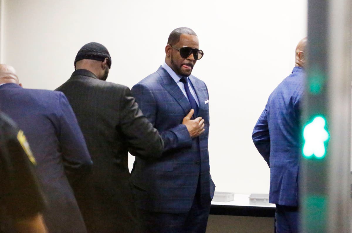 Singer R. Kelly goes through security as he arrives at the Daley Center for his hearing, on March 6 in Chicago.