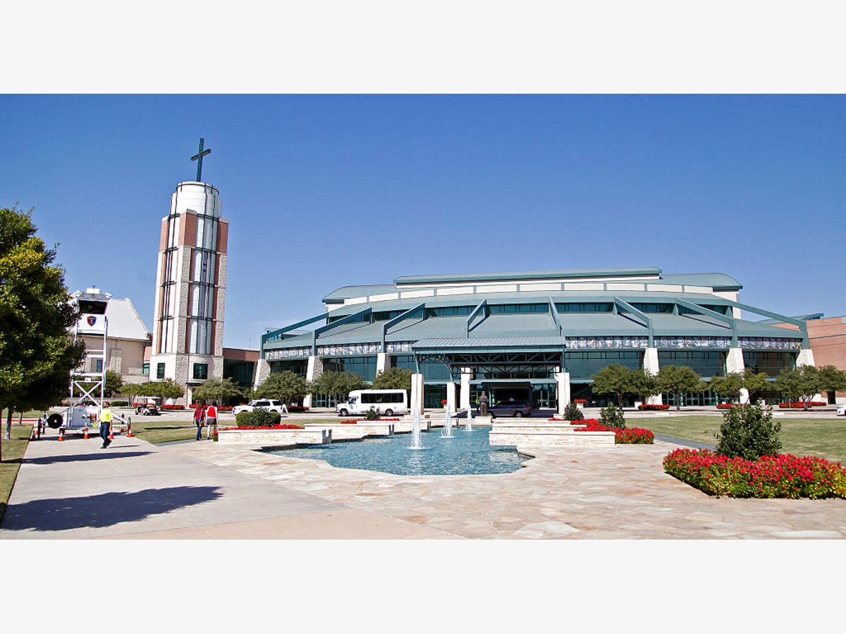 People arrive for the the North Texas Presidential Forum at the Prestonwood Baptist Church in October 18, 2015 in Plano