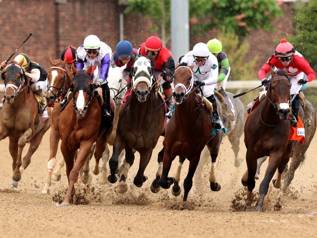 The field rounds the fourth turn in the 148th Kentucky Derby at Churchill Downs on May 7, 2022.