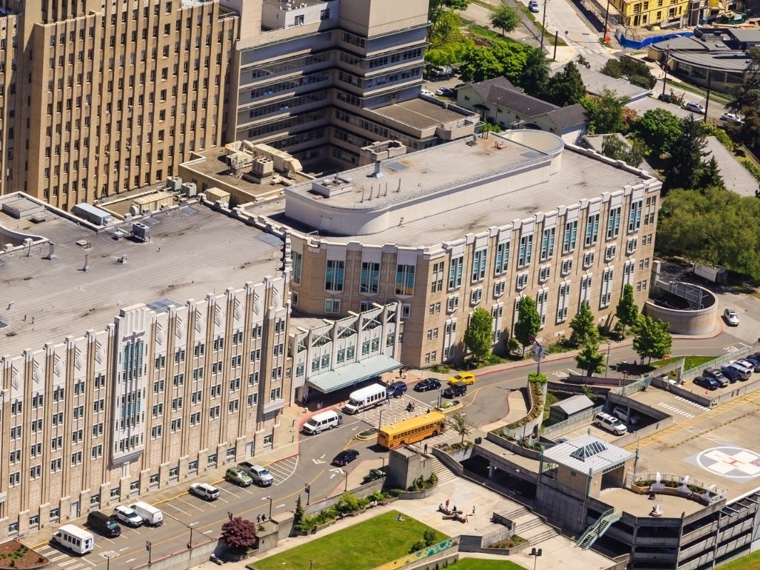 A formerly unvaccinated COVID-19 patient recently returned to a Seattle hospital to apologize to his caretakers and thank them for saving his life. 