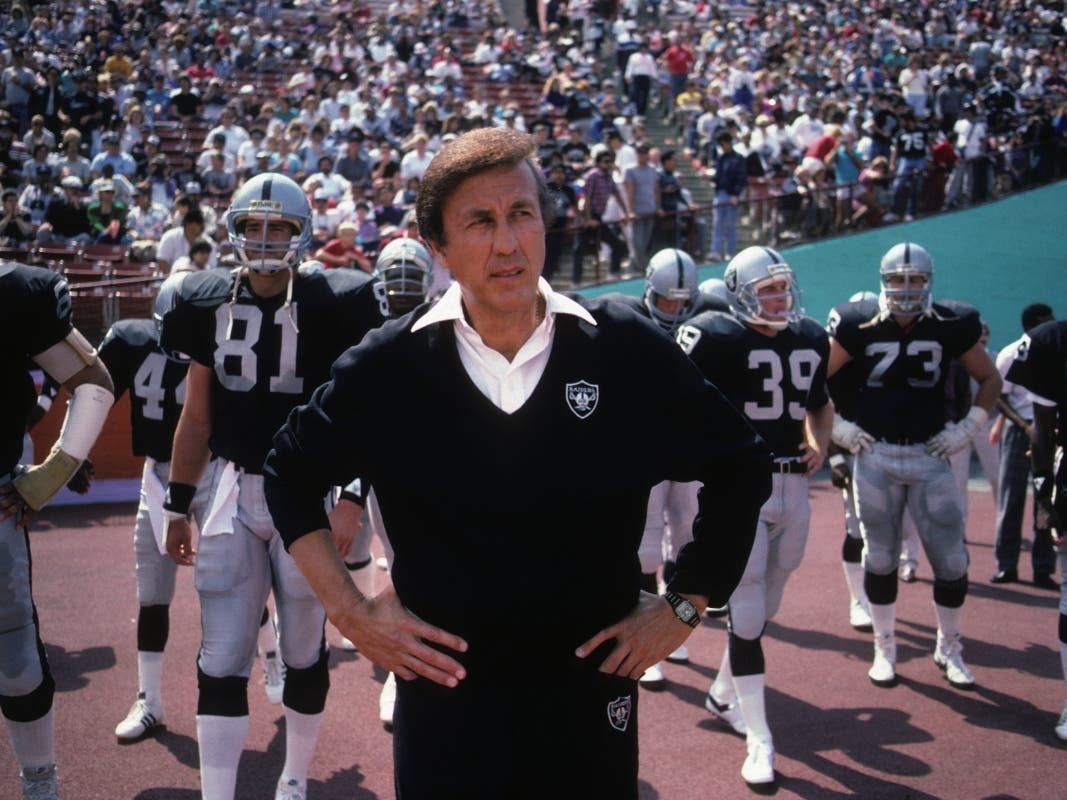 Head coach Tom Flores and his Los Angeles Raiders prepare for battle against the San Diego Chargers during a game at the Los Angeles Memorial Coliseum on September 28, 1986 in Los Angeles, California. The Raiders won 17-13. 