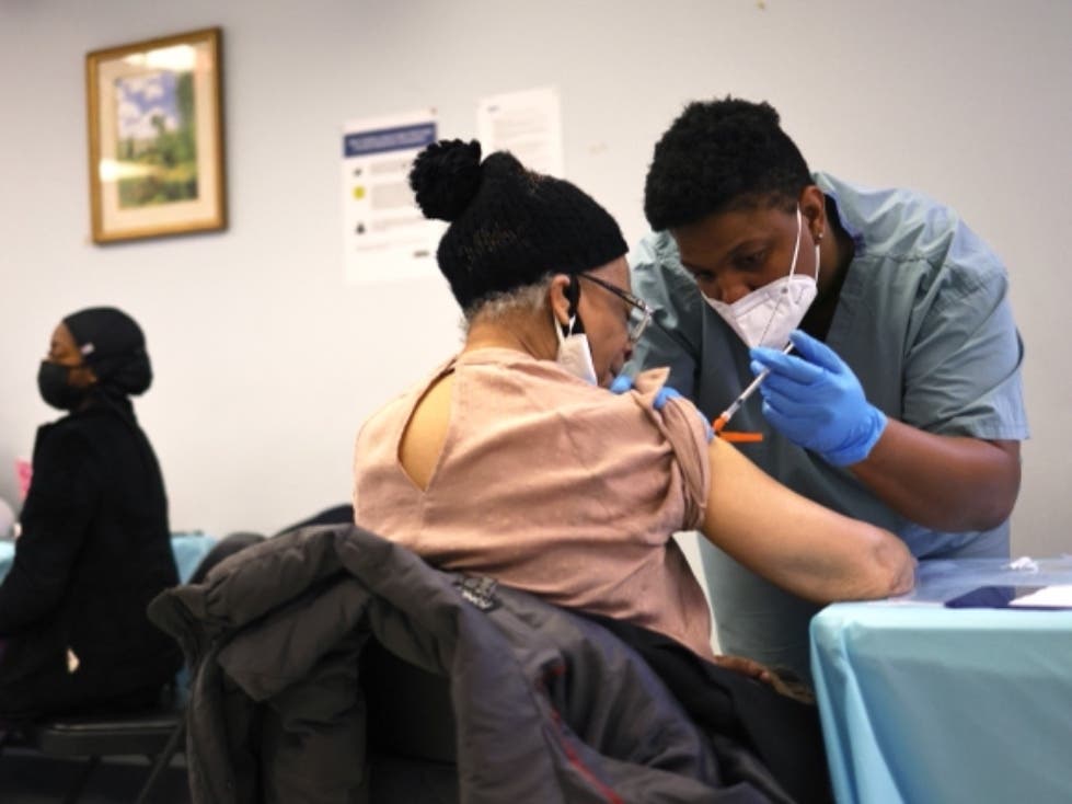 Elizabeth Griffin, 86, is given her first dose of the Moderna coronavirus vaccine by Anya Harris at Red Hook Neighborhood Senior Center.