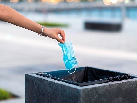 Fiddleheads Cafe previously offered a 50 percent discount for those who discard their face coverings in the garbage, owner Chris Castleman, 34, told NBC. 