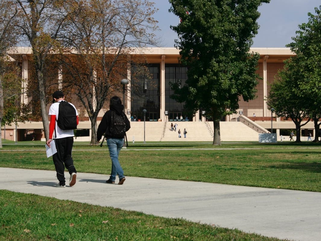 This fall, incoming transfer and freshman students at eight California State University campuses will receive a free iPad Air, Apple Pencil and an Apple Smart Keyboard Folio.​ 