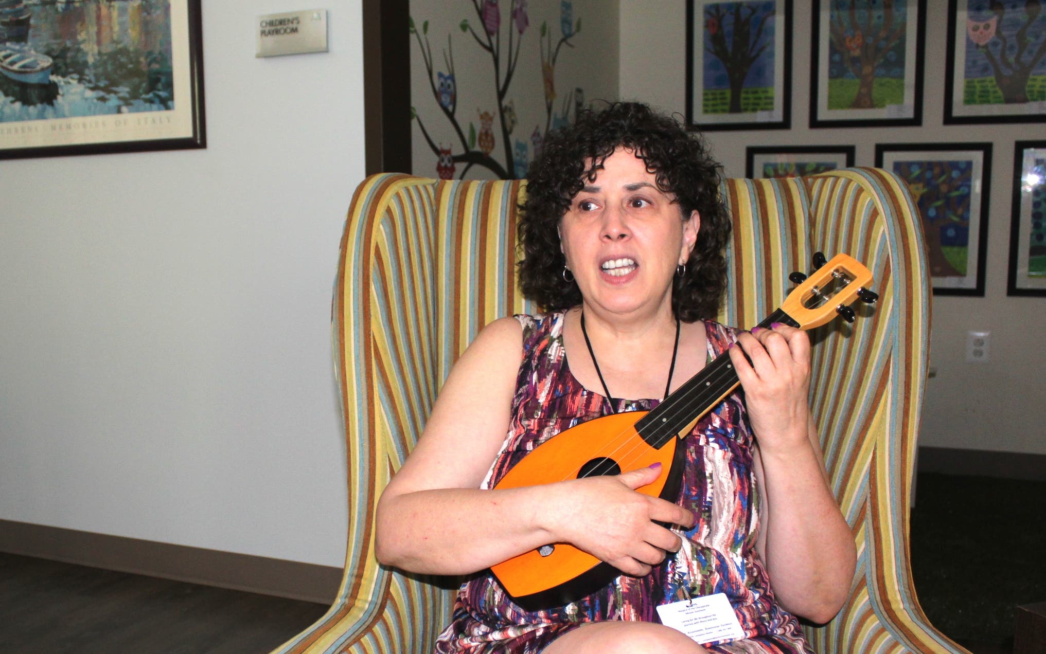 Lisa Salkov plays ukulele Lisa Salkov plays ukulele