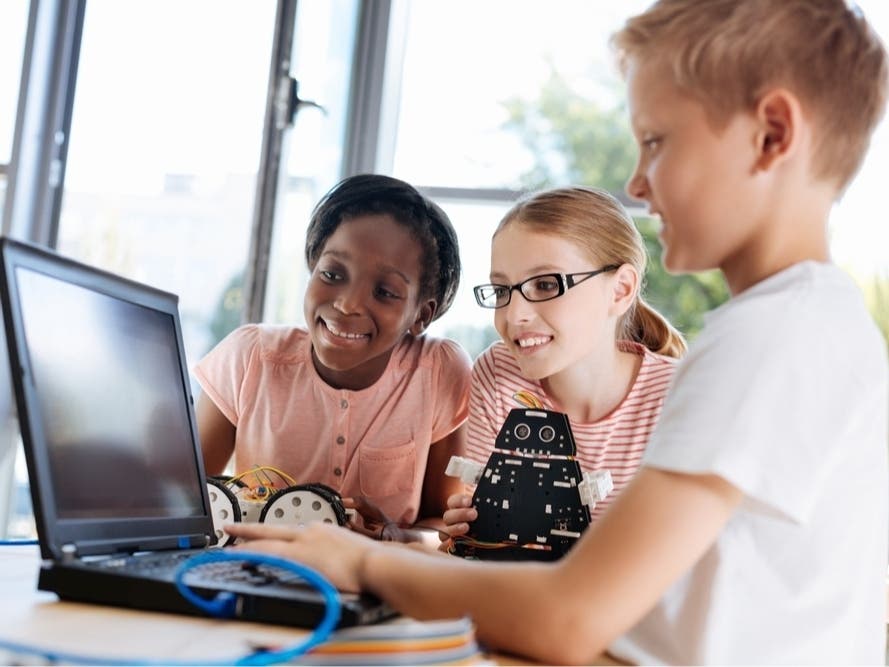 Fairfax School Board Orders Review Of Device Opt-Outs, Tech Limits And AI Literacy