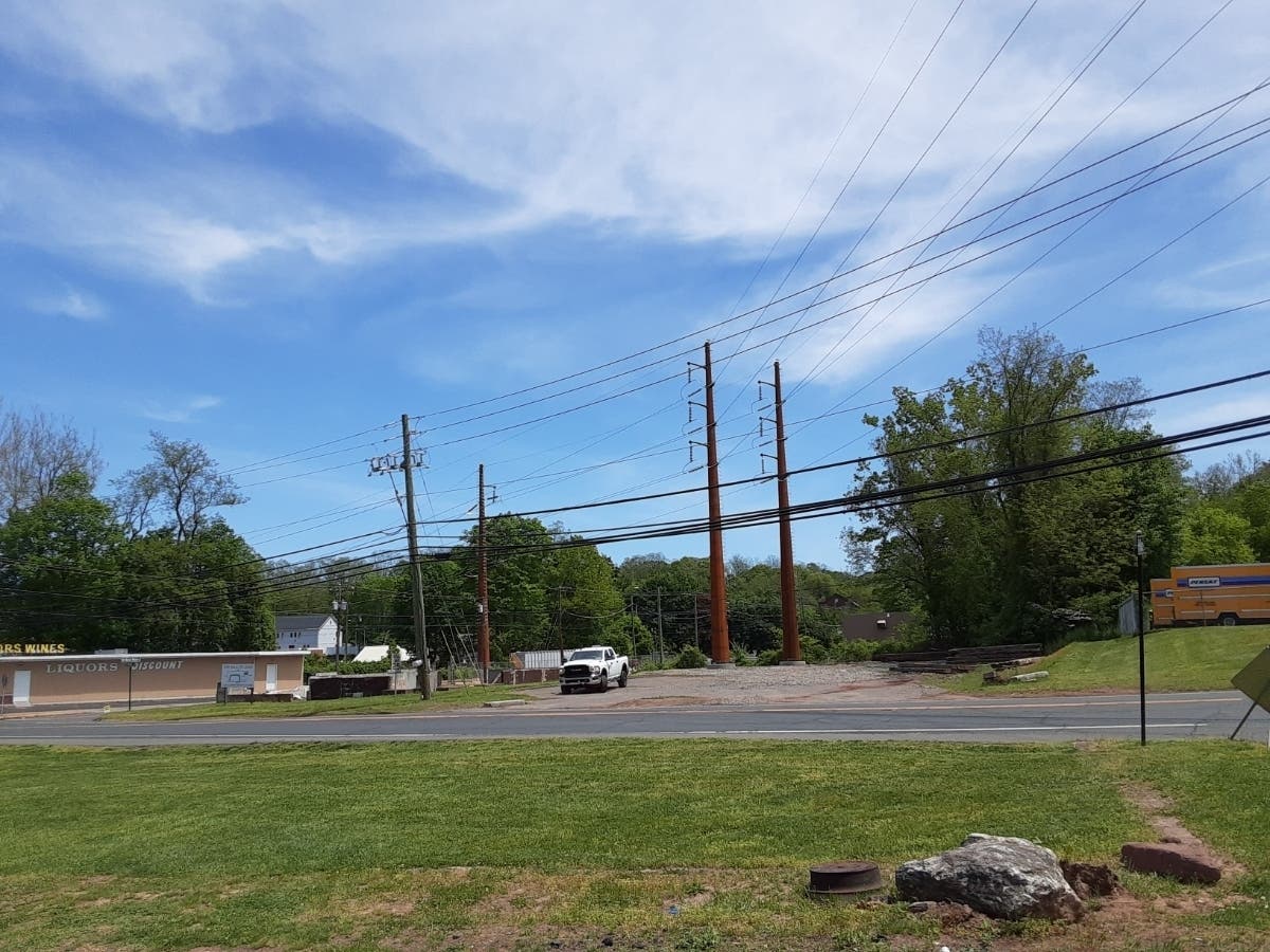 Municipal leaders in Vernon and officials from Eversource are again drawing power lines in the sand in a feud that has dragged on 15 years. 