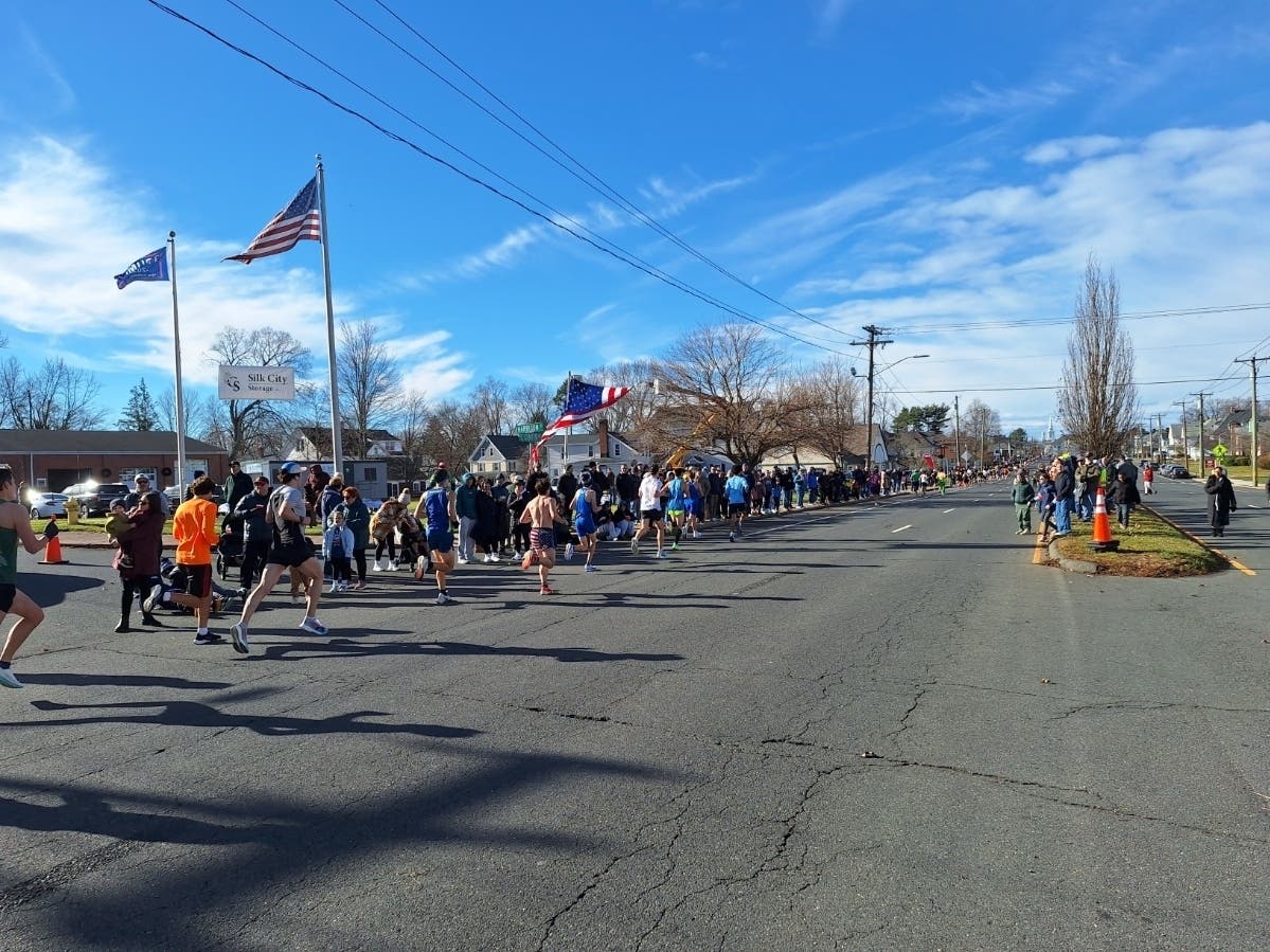 Runners have been sprinting in a record pack to sign up for the 90th Manchester Road Race Presented by Hartford HealthCare.