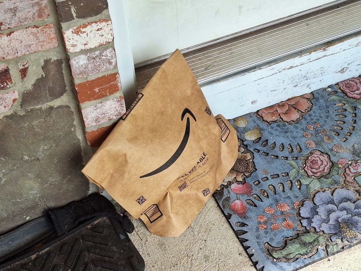 Amazon plans to hire about 4,500 seasonal, part-time and full-time employees in Connecticut as part of a nationwide effort to add more than 300,000 workers for the holiday season.