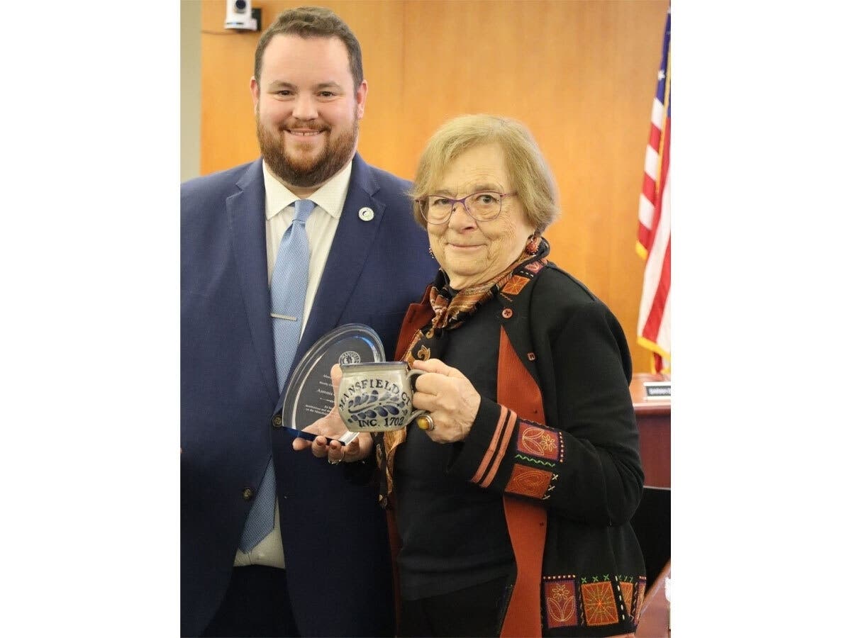 Mansfield’s Deputy Mayor Ben Shaiken presented a proclamation and plaque to outgoing Mayor Toni Moran at a ceremony on Tuesday. Following the reception, Shaiken was voted in as Mayor by the Council.