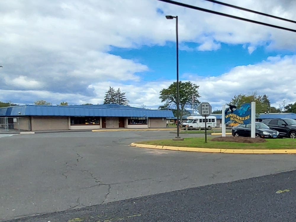 Nearly 75 percent of those who voted opted for a renovate-to-new plan for the aging Windermere Elementary School.