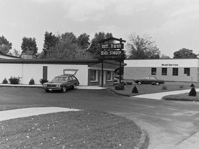 A short-lived ski shop on the Enfield/Longmeadow border (literally).