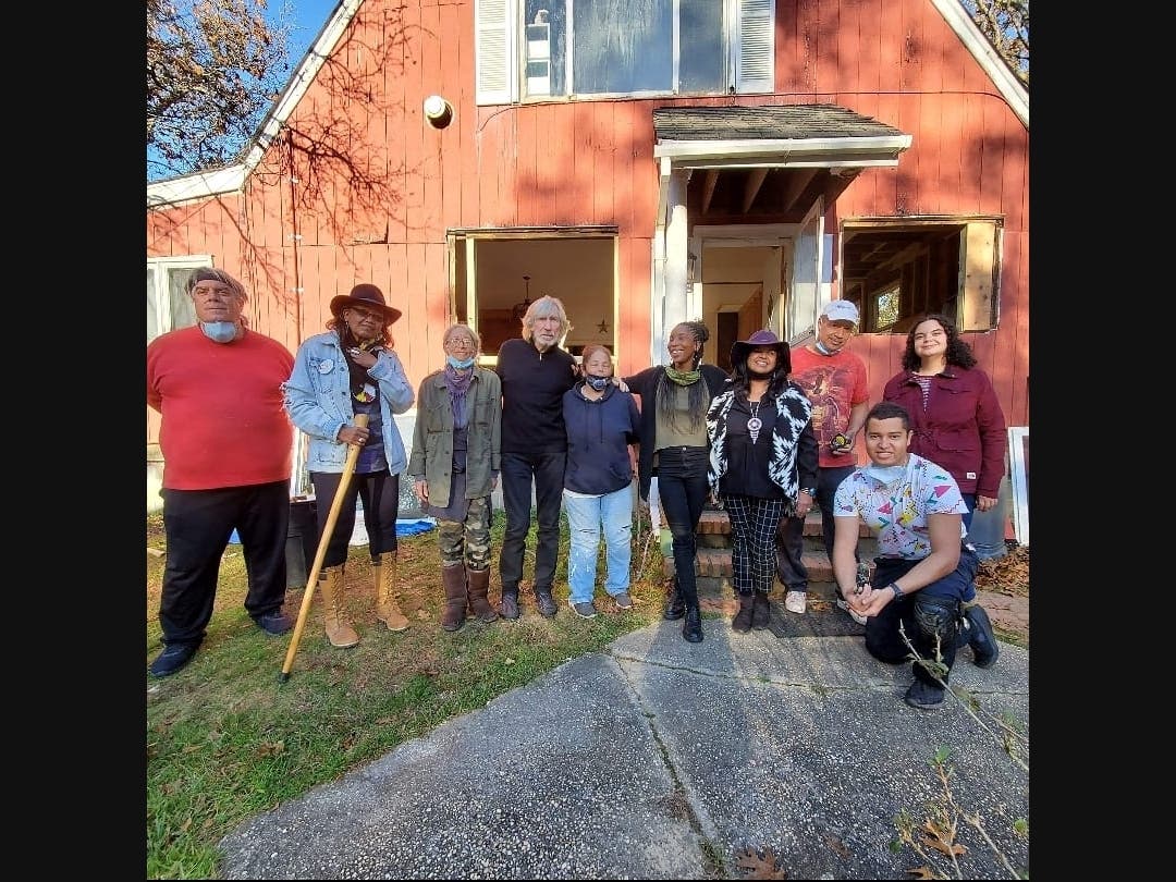Roger Waters of Pink Floyd toured the Shinnecock Nation and vowed to support efforts to stop a lawsuit over a monument sign that has sparked ire.