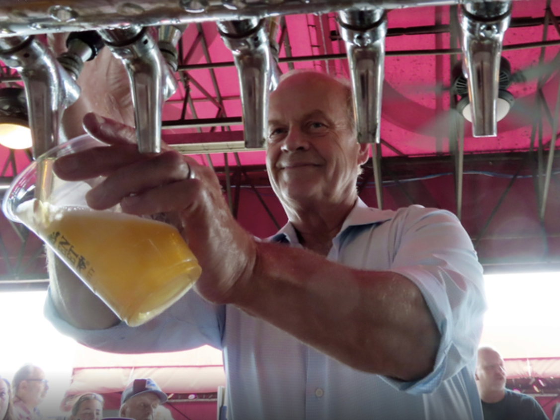 
Actor Kelsey Grammer pours beers during a guest bartending stint at the Golden Nugget casino in Atlantic City, N.J. on July 14, 2023.