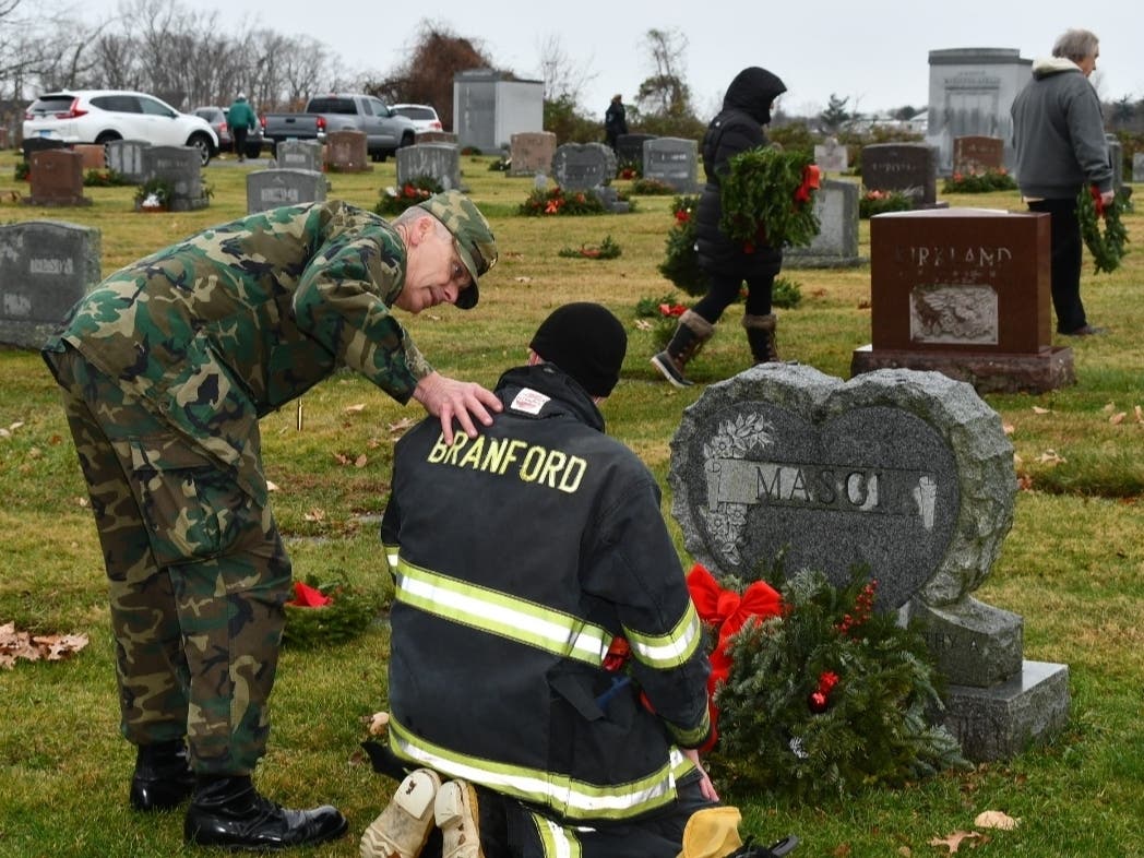 https://patch.com/img/cdn20/users/1713316/20211221/102332/styles/patch_image/public/b-bill-wreaths-9___21100818220.jpg