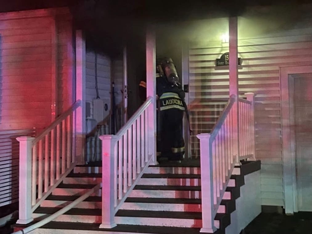 Arriving around 12:20 a.m., firefighters quickly contained and extinguished the fire, preventing further extension throughout the home.